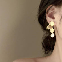 Load image into Gallery viewer, Petal Flower &amp; Pearl Earrings