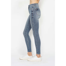 Load image into Gallery viewer, Judy Blue HW Tummy Control Contrast Wash Skinny Jean (Regular/Curvy)