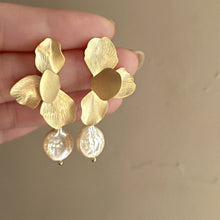 Load image into Gallery viewer, Petal Flower &amp; Pearl Earrings
