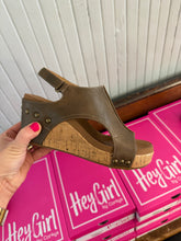 Load image into Gallery viewer, Corky’s Carley Wedge - Chestnut