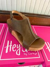 Load image into Gallery viewer, Corky’s Carley Wedge - Chestnut