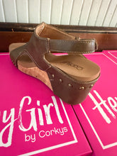 Load image into Gallery viewer, Corky’s Carley Wedge - Chestnut