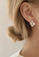 Load image into Gallery viewer, Meghan Browne UPTON Pearl Earrings - Gold/Pearl