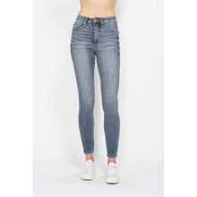 Load image into Gallery viewer, Judy Blue HW Tummy Control Contrast Wash Skinny Jean (Regular/Curvy)