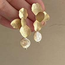 Load image into Gallery viewer, Petal Flower &amp; Pearl Earrings