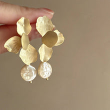 Load image into Gallery viewer, Petal Flower &amp; Pearl Earrings