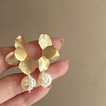 Load image into Gallery viewer, Petal Flower &amp; Pearl Earrings